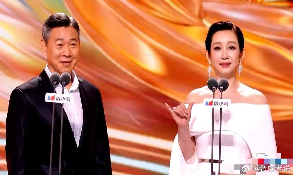 金鹰奖台下李乃文这帮演员全都笑作一团，全是因为台上的张丰毅念不下去词了！金鹰奖颁