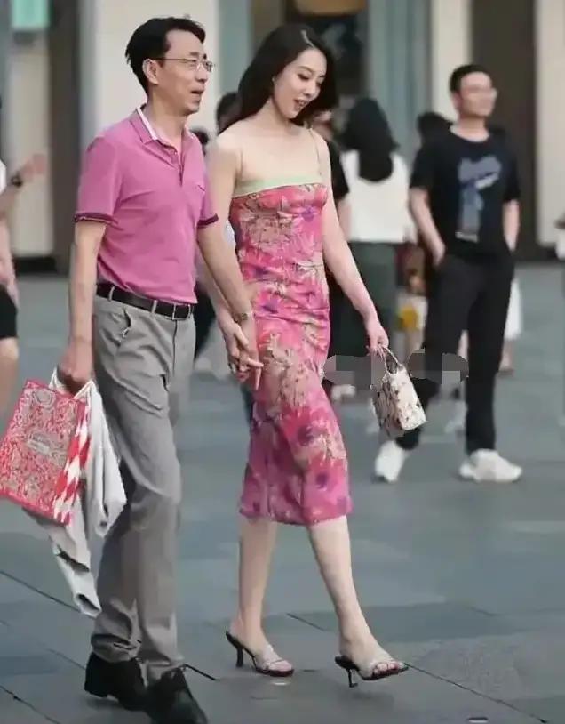 一条裙子，两种截然不同的人生轨迹。转眼三年过去了，成都太古里牵手门男女主角，如今