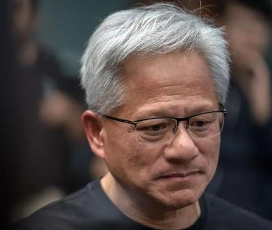 预判了美国的预判。就在美国高调官宣封禁AI芯片第二天，英国媒体就爆出猛料：中国科