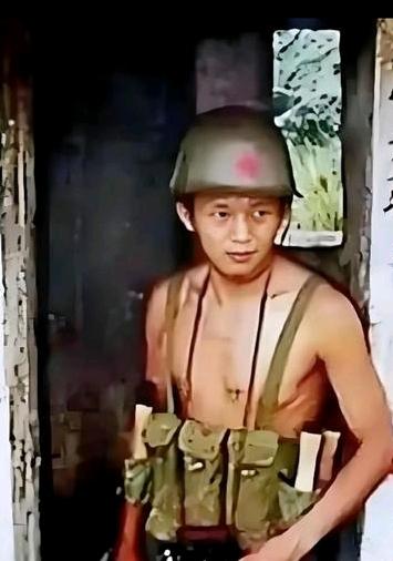 说起对越自卫反击战，有这么一个细节让人愤怒又感慨。一个二年兵临危受命，在突围路上