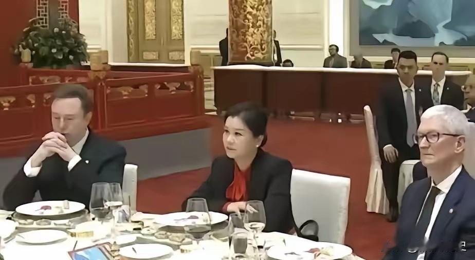 玻璃女王周群飞：从5岁丧母到千亿帝国的硬核逆袭她是周群飞，1970年出生，