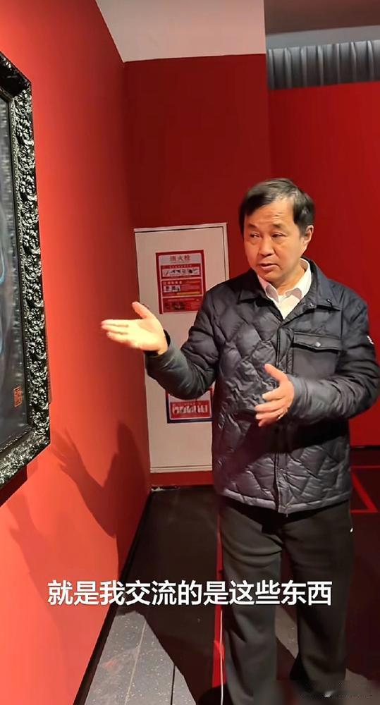 “流浪大师”沈巍，直播挣了百万，转头却为一千七的房租发愁。就离谱。当年，人山