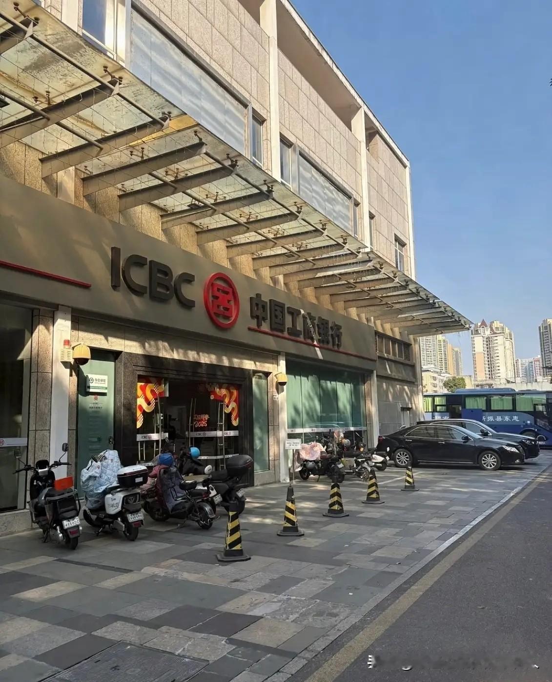 现如今这局势，难怪没人愿意把钱存银行了！手里有10万、20万闲钱的人，都纷纷