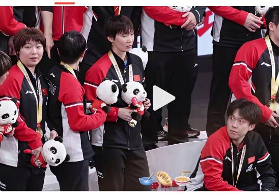 此时此刻，恰如彼时彼刻，大头的白眼是送给妹妹的。享受胜利的时刻，妹妹看着挺忙的，