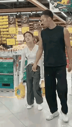 夫妻俩从超市买了两桶油回家，路上却都是女子一个人在提着，但你一定要看到最后[泪奔