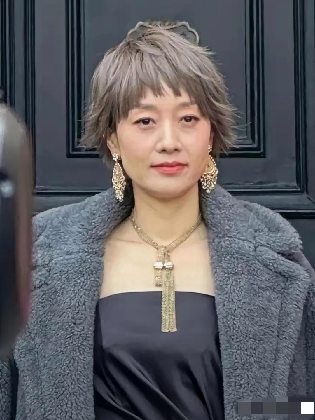 哇哦，镜头中的马伊琍珠围翠绕，珠辉玉丽，疏眉朗目，身宽体胖，脸方发奓，眼袋明显，