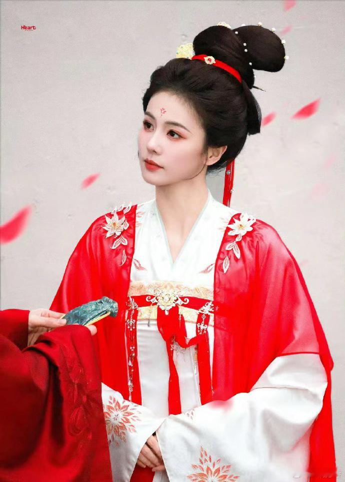 白鹿目前仅呈现三套女装look，数量稍显不足，期待后续能有更多精彩多样的装扮亮相
