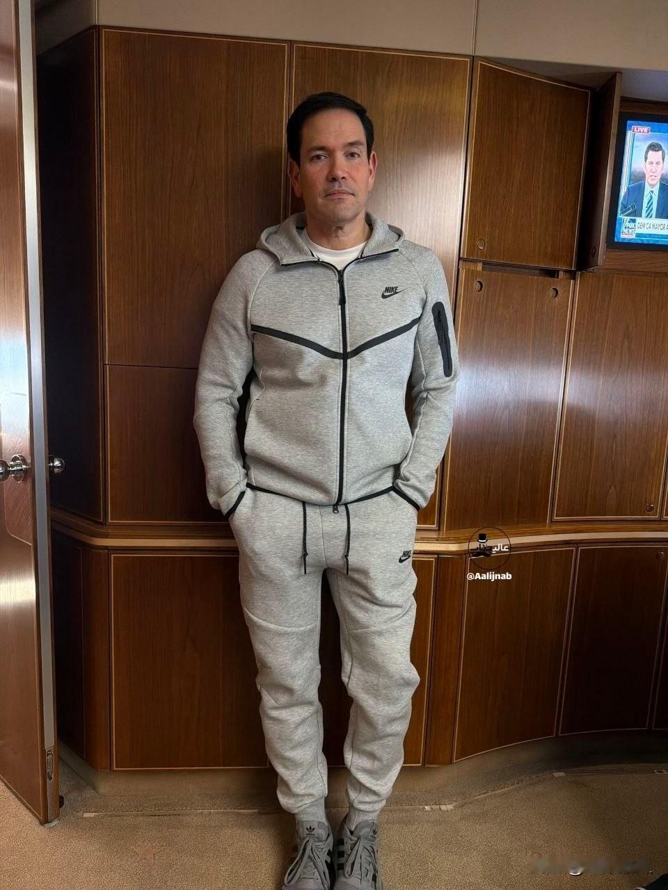 马可·卢比奥飞往中国时穿的耐克运动服，和马杜罗被捕时穿的是一样的，这是明晃晃挑衅