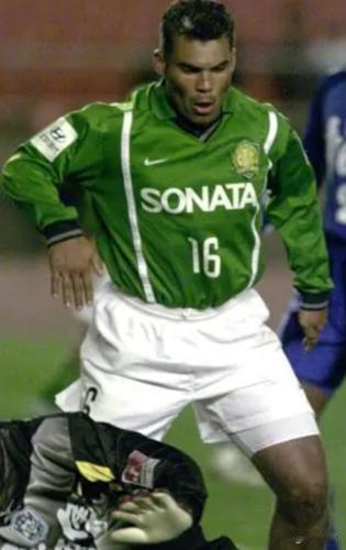 中国足球的归化探索最早始于2001年，记者金焱在《足球报》撰文探讨外籍球员归化可