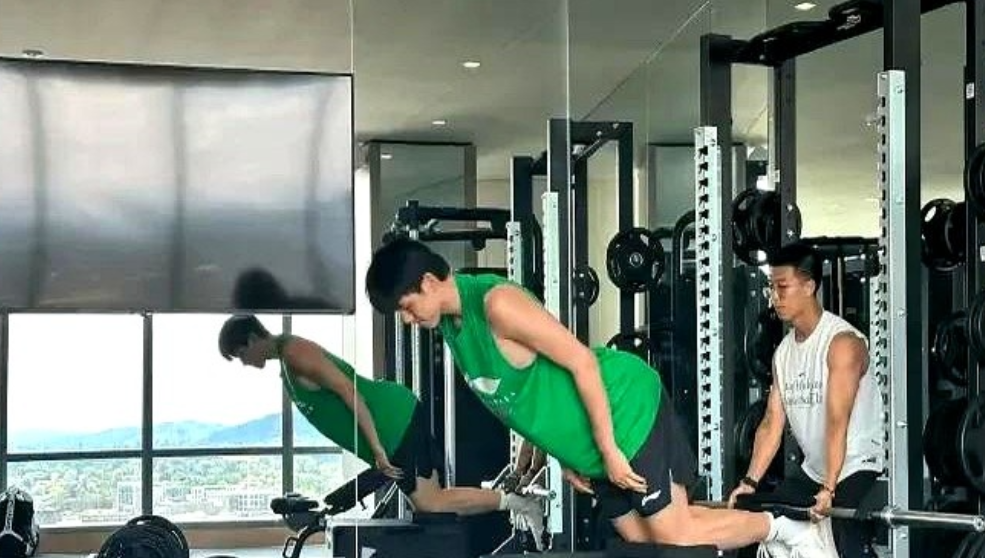 杨瀚森在波特兰的第二天也没闲着！媒体人周鹏最新爆料，这位开拓者新科16号秀在