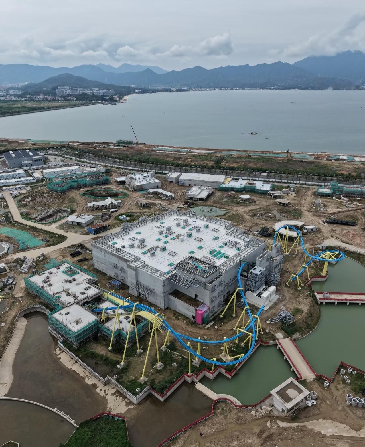 网传深圳乐高乐园又慢下来了。现场虽有工人，但数量跟工程规模不匹配，看着像在缓建。