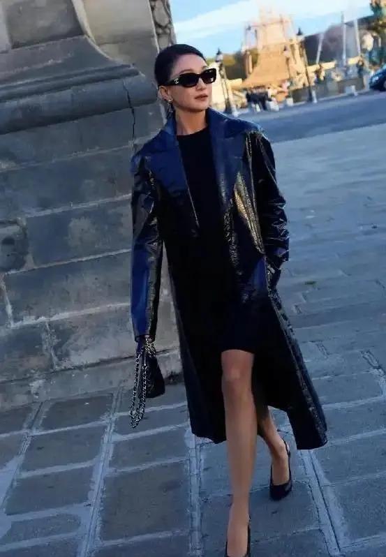 周迅风格大变！穿漆皮风衣在巴黎街头slay全场周迅这波造型太颠覆了！一身黑