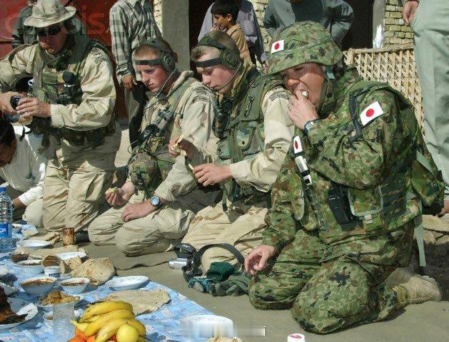 伊拉克战争照片，观感上像是战俘在吃饭烽火问鼎计划​​​