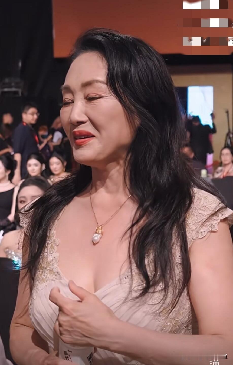 女神老了，脸上的皱纹明显，颈部的颈纹也比较多，一眼就能看出是60多岁的老年人了。