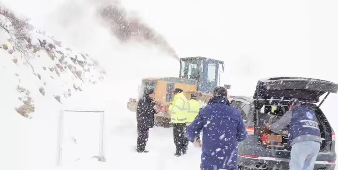 福大命大！四川巴塘，8名游客被困在4900米的雪山上一天一夜，然而就在准备写遗书