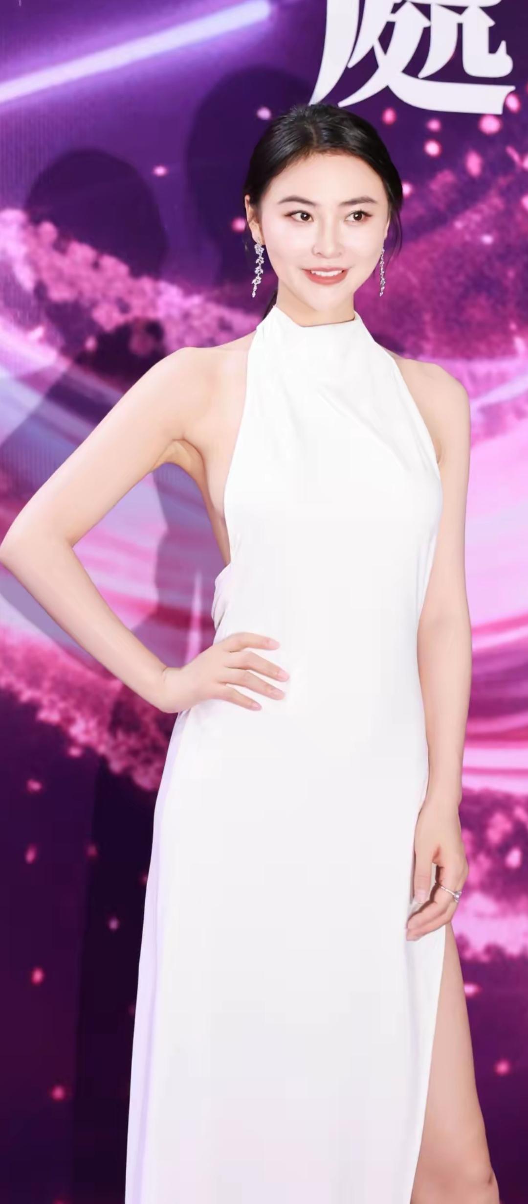 紫衣美人，白裙飘飘。