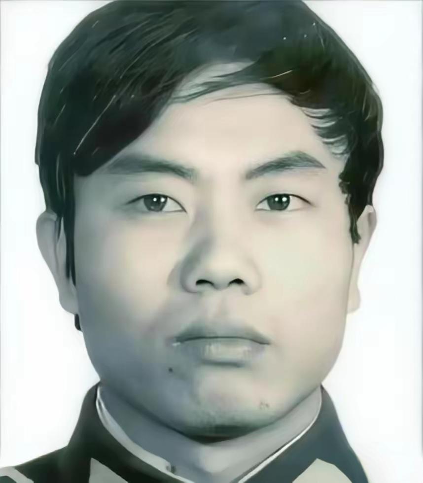 1987年，云南砚山一名叫陈建军的民警，身上有纹身，平时爱打牌赌博，甚至还打骂妻