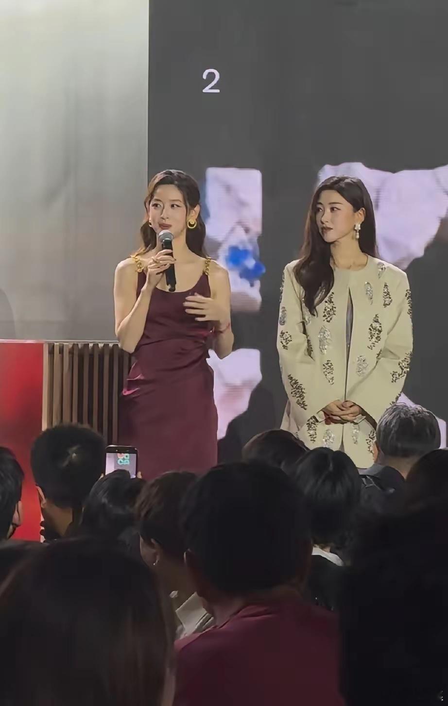 朱珠，这次真的有点吃大亏了！站在章泽天旁边的她说句实在话，这次这么穿真的有点压力