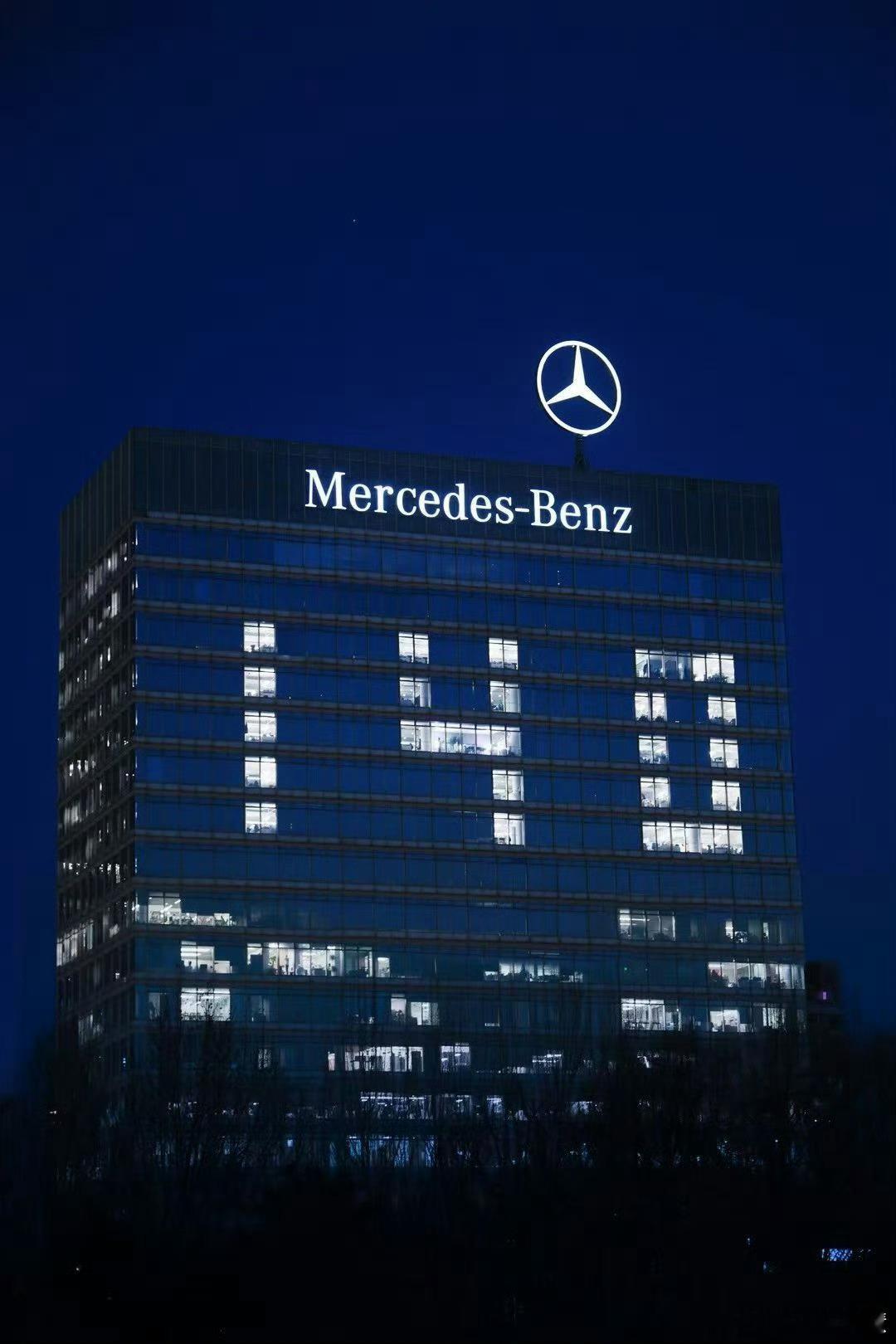 奔驰140年奔驰140年之际新款S级也是直接曝光我前几天就说了实车肯定气场全开现