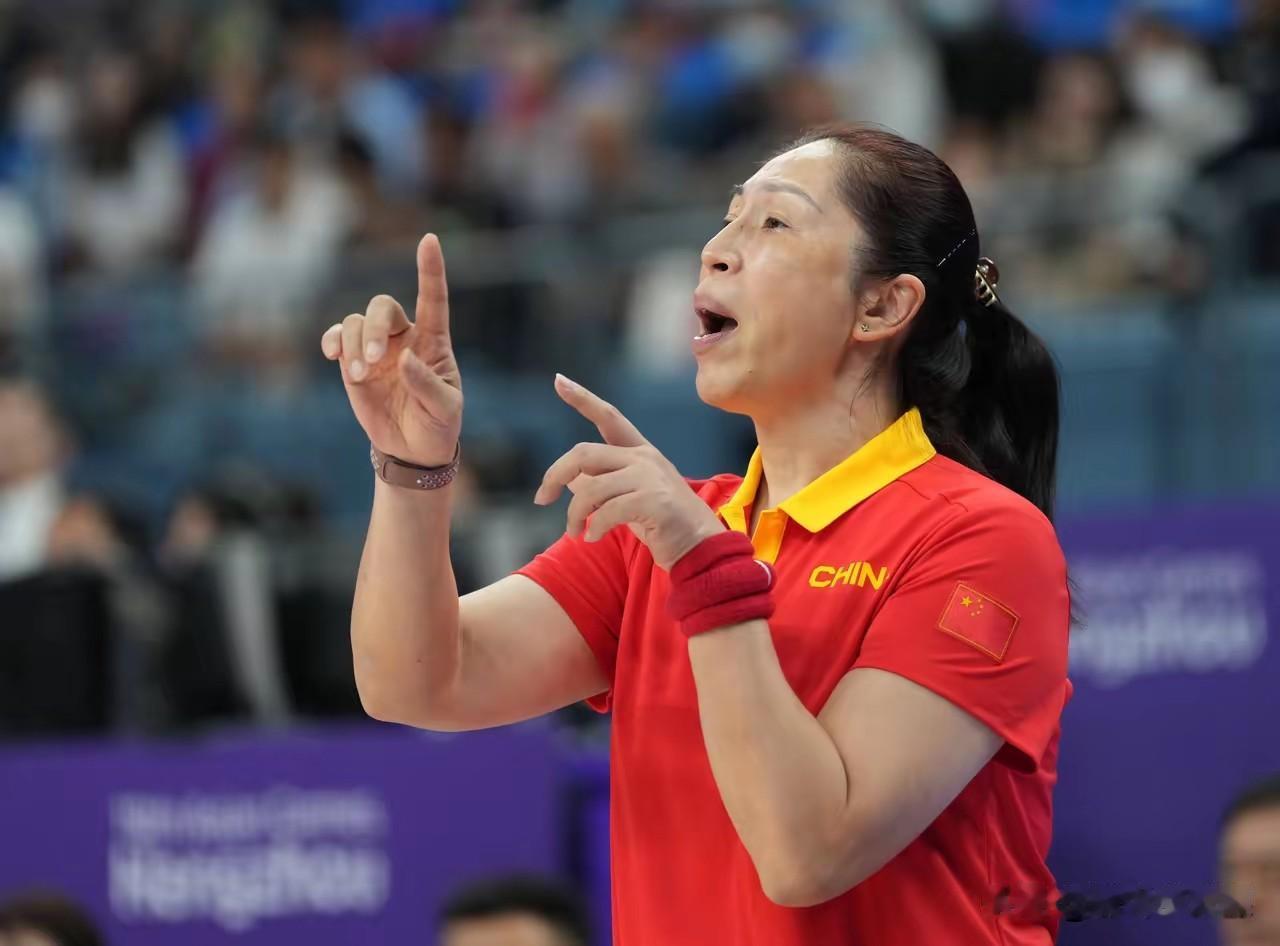个人观点！中国女篮最佳教练组成员如下:​球队技术顾问--许利民​主教练-
