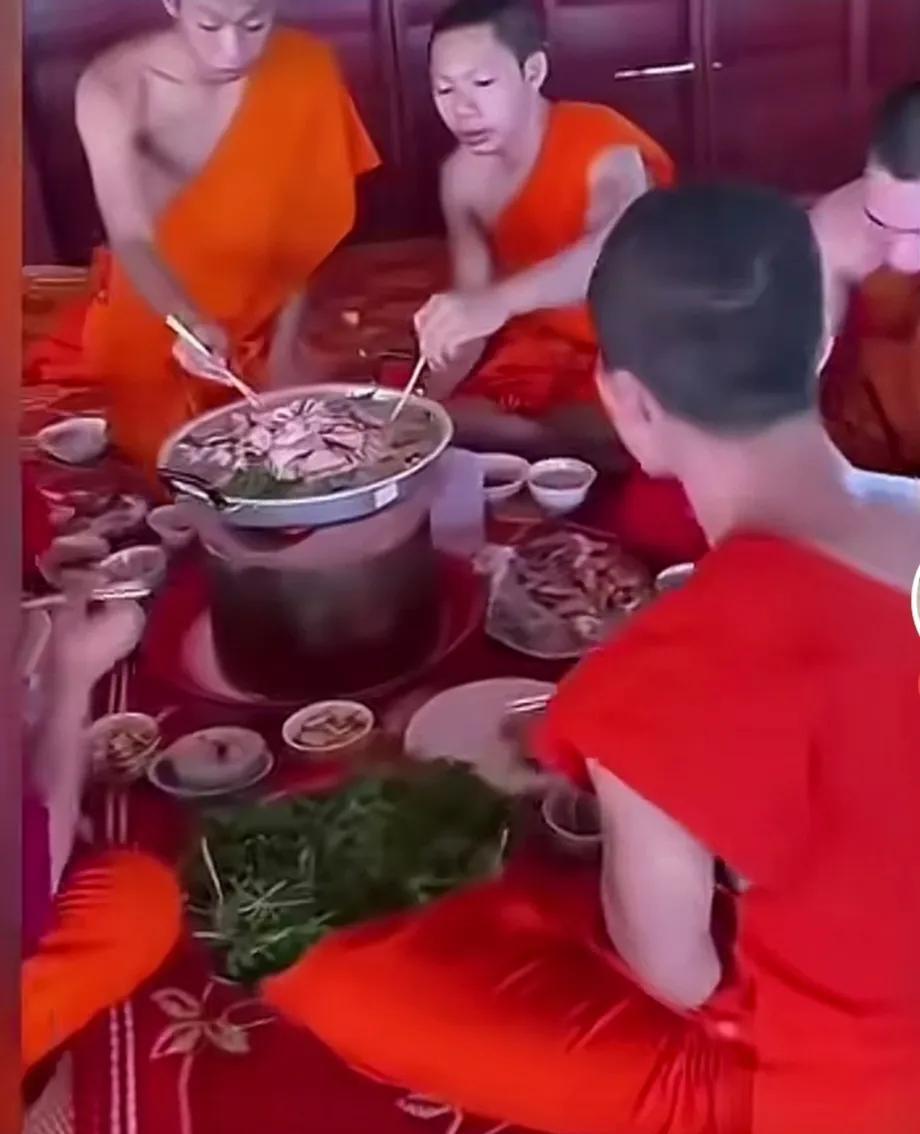 在寺庙里，和尚们开始用餐，他们分成三桌，每桌六名和尚，正围坐在一起吃火锅，火锅里