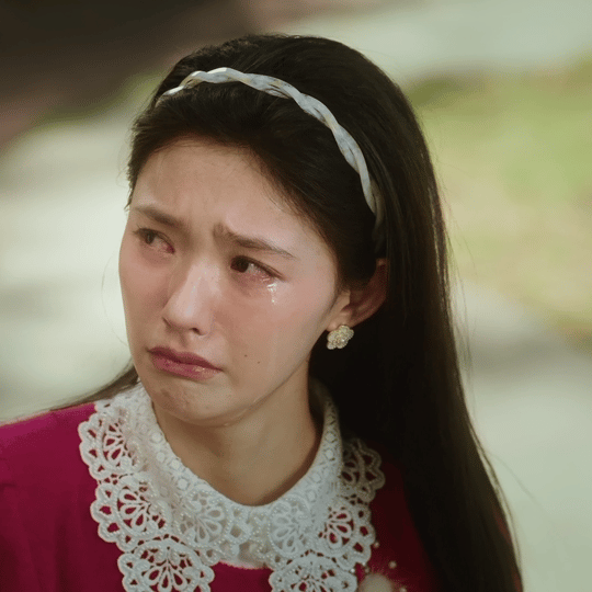 林允全醺妆化妆师出来挨夸，毕竟这个妆容也太适配了！林允哭成火龙果了