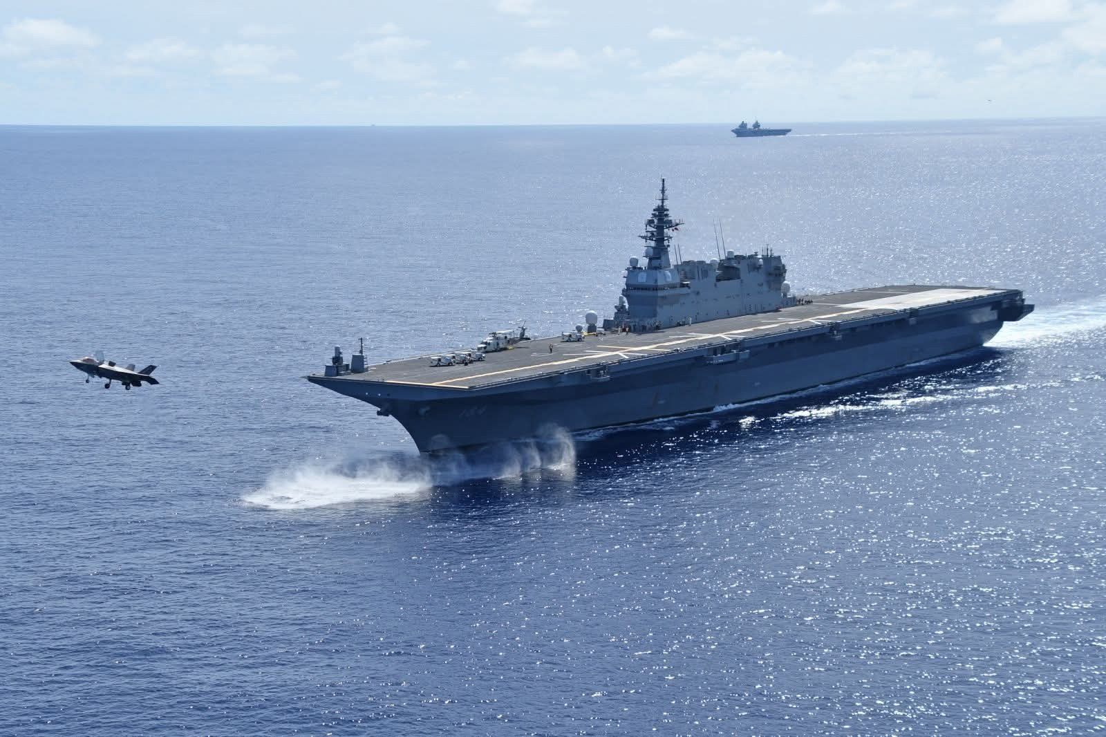 中外舰闻在北菲律宾海海域，美国和英国的F-35B战斗机在日本“加贺”号直升机驱
