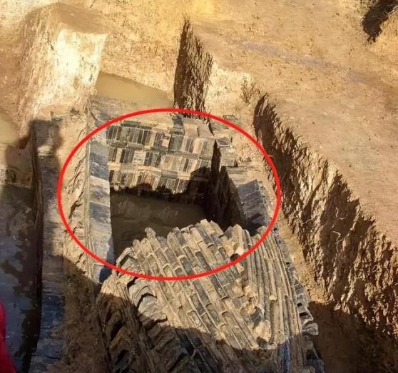 1955年，苏州市园林局为了清理虎丘剑池，把池子里的水全抽干了，池底的宽大洞穴，