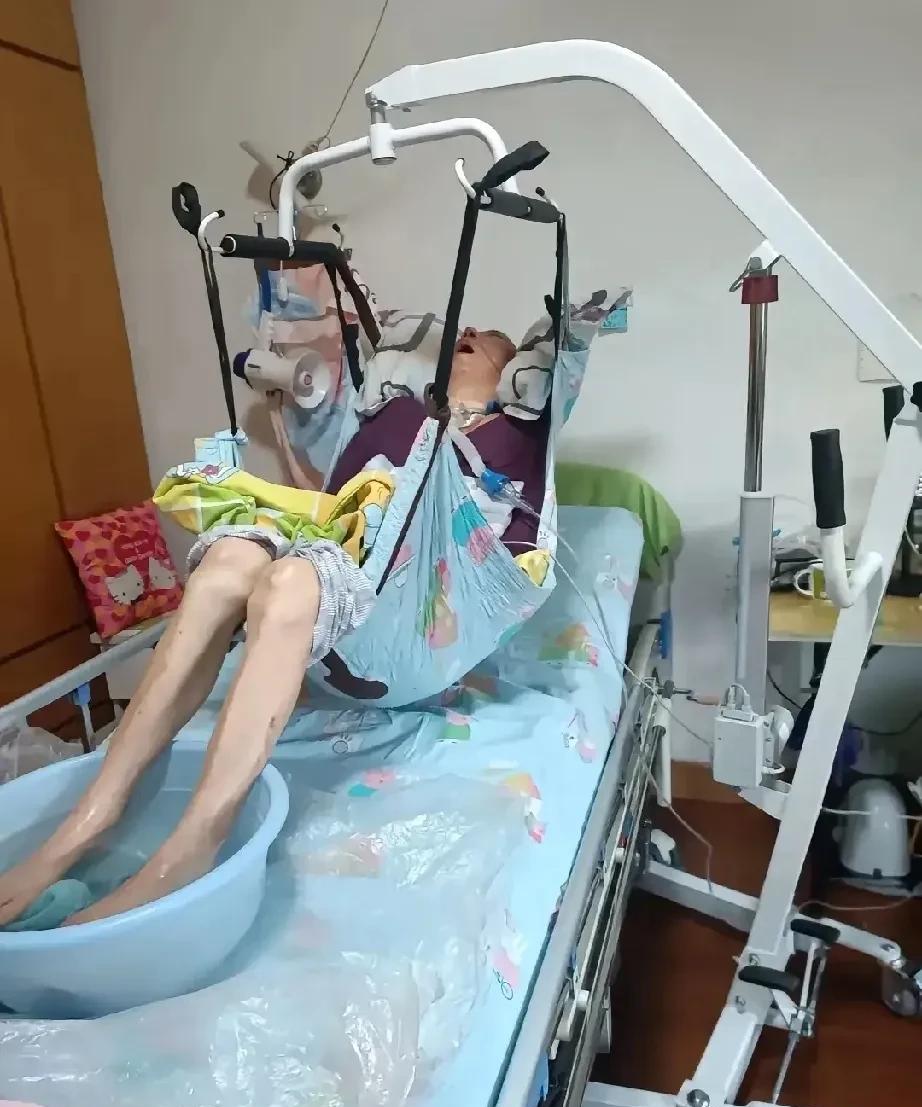这张照片让人看了真扎心，老人这样活着真是生不如死。如此活着，真的是太没有生活质
