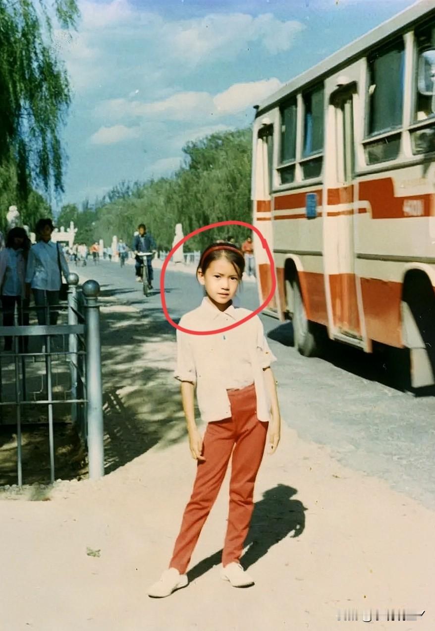 这是上世纪八十年代末，小女孩在公路旁的留影，当年长相甜美的她，长大后成为了家喻户