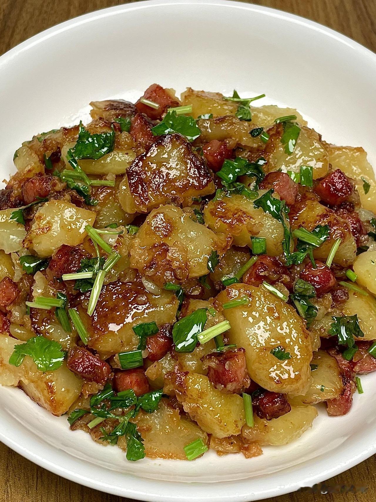 被网友的土豆炒肉肠配方封神了！家人们谁还没试过这个做法！真的香到舔盘！❶