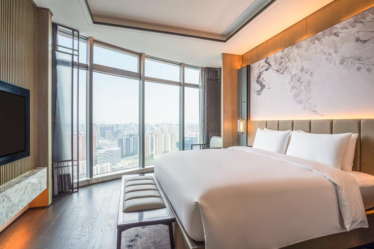 江苏南京，一男子花了1700元，预定某酒店。他交了1000元押金办了入住。可男子