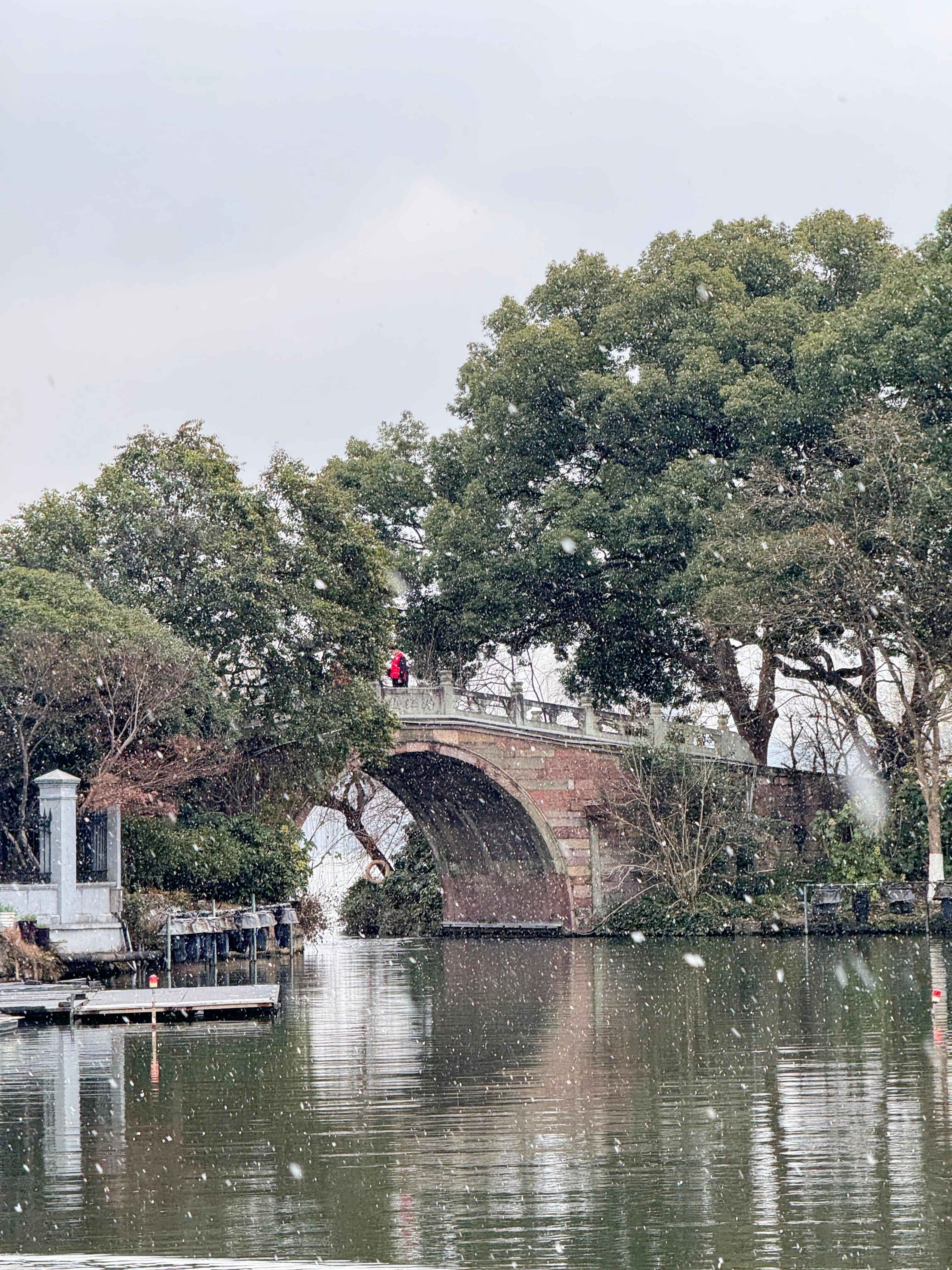 杭州西湖雪景美如画杭州西湖暴雪杀疯了！太幸福西湖初雪，雪一落就美成了诗