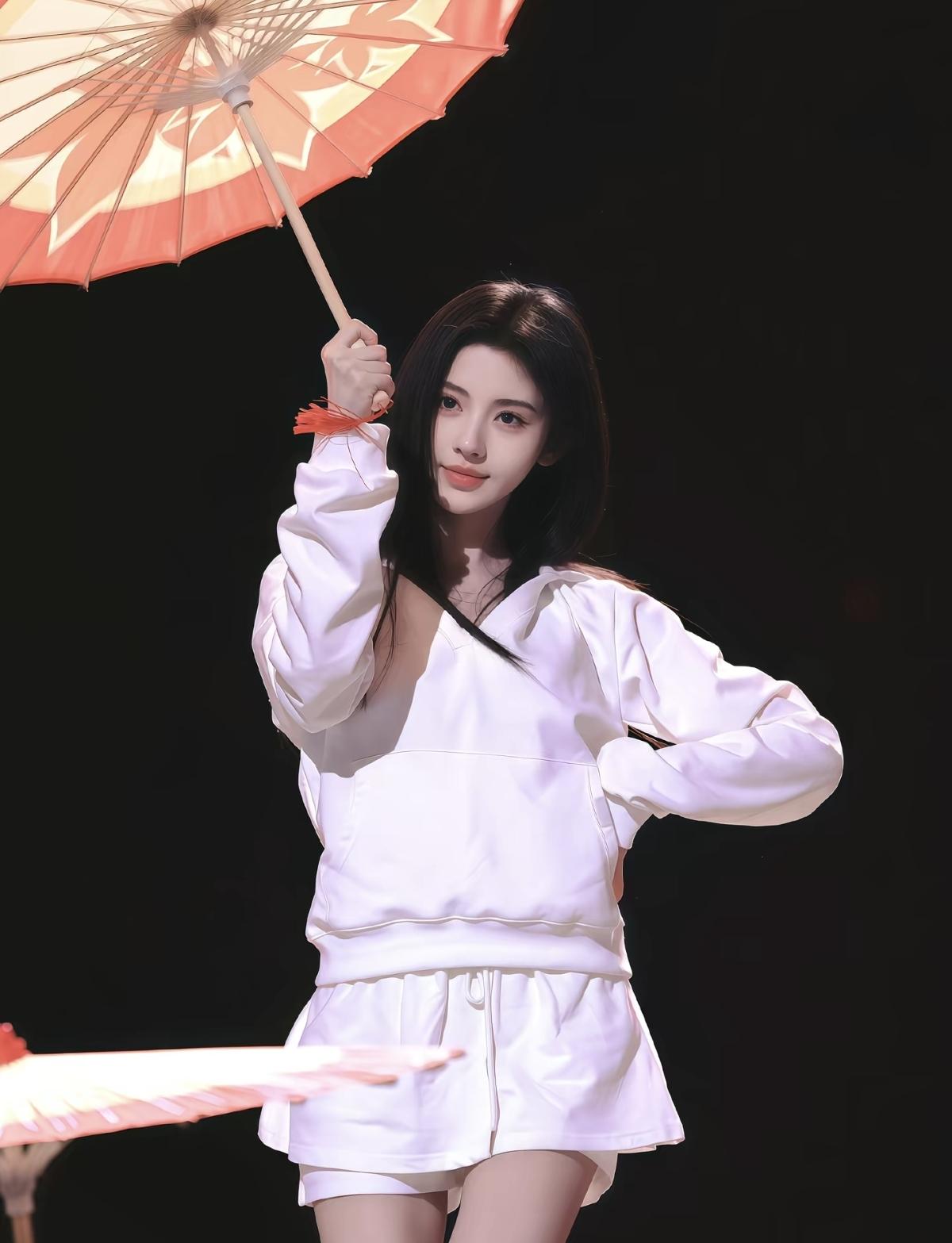 手执红伞，心有乾坤。鞠婧祎的舞台温柔又有力量[赞]先学会偏爱自己，才能在人生的舞