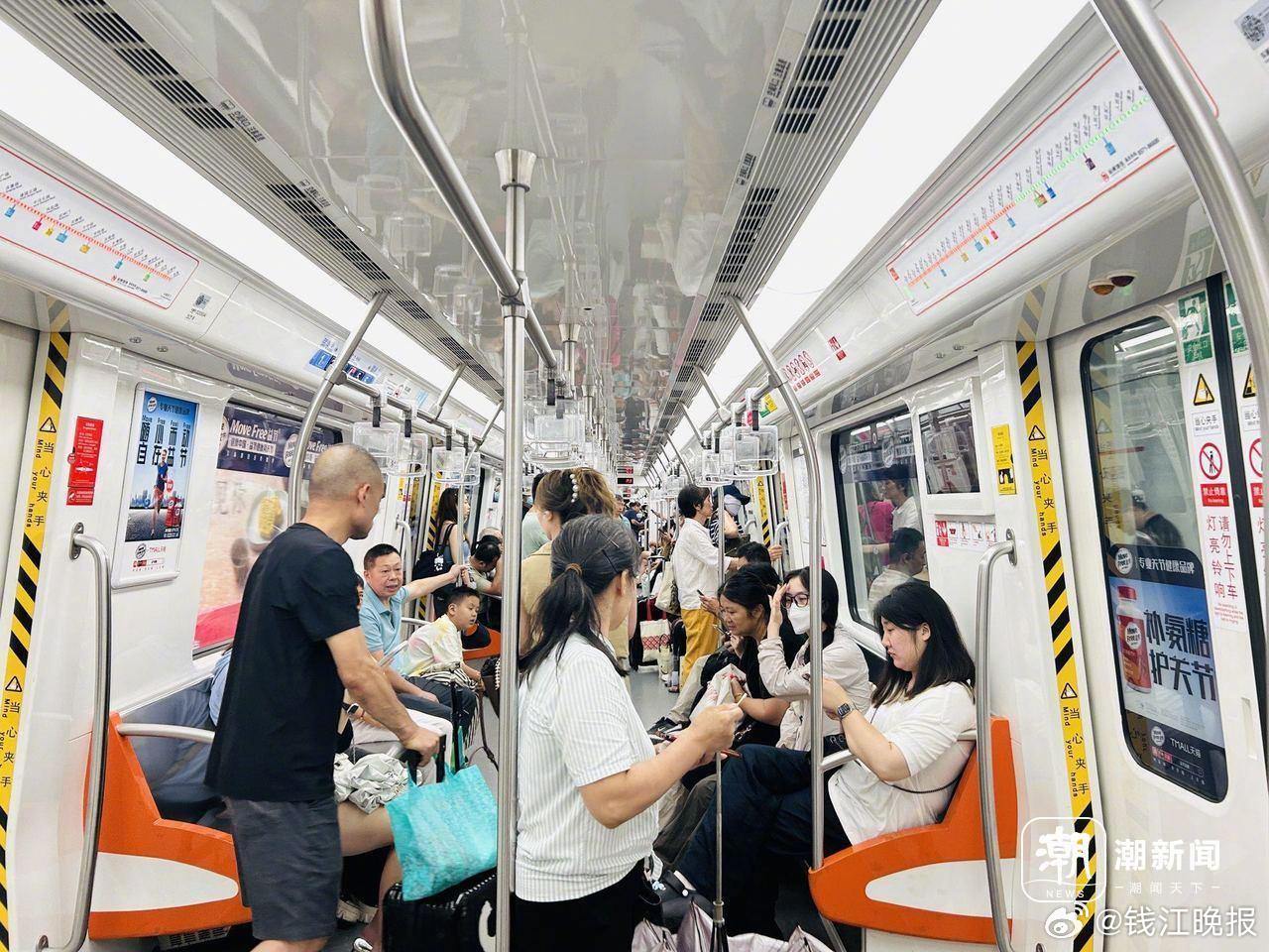 #乘客吐槽夏天的地铁车厢有点臭#“夏天脚臭汗臭为一体，一进地铁车厢各种臭味扑