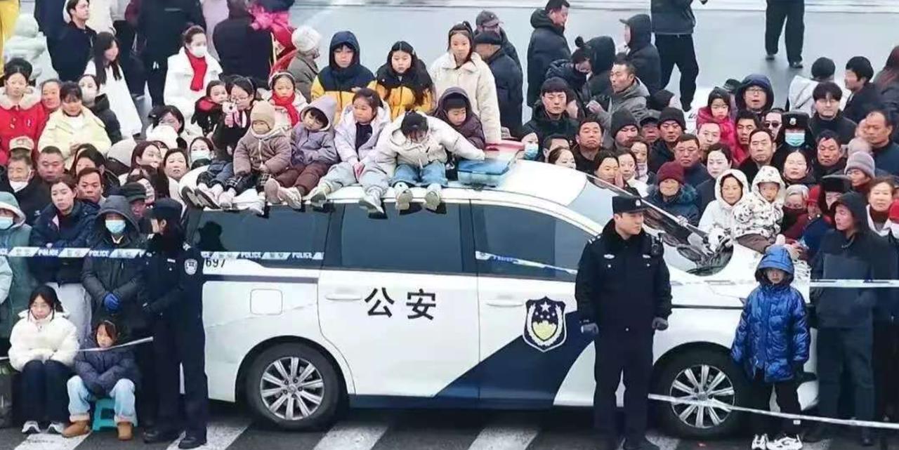 谁懂啊！中国萌娃坐警车看表演，外网直接看疯了！近日，河南安阳汤阴县的一幕，刷爆