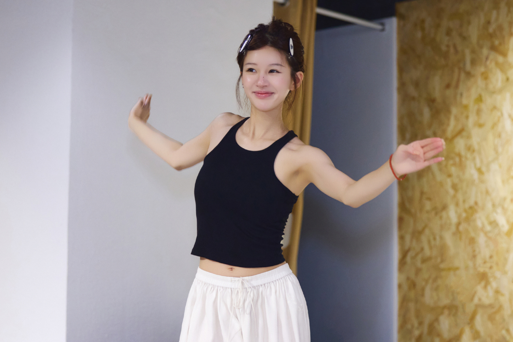 不知道我老婆身材很曼妙赵露思