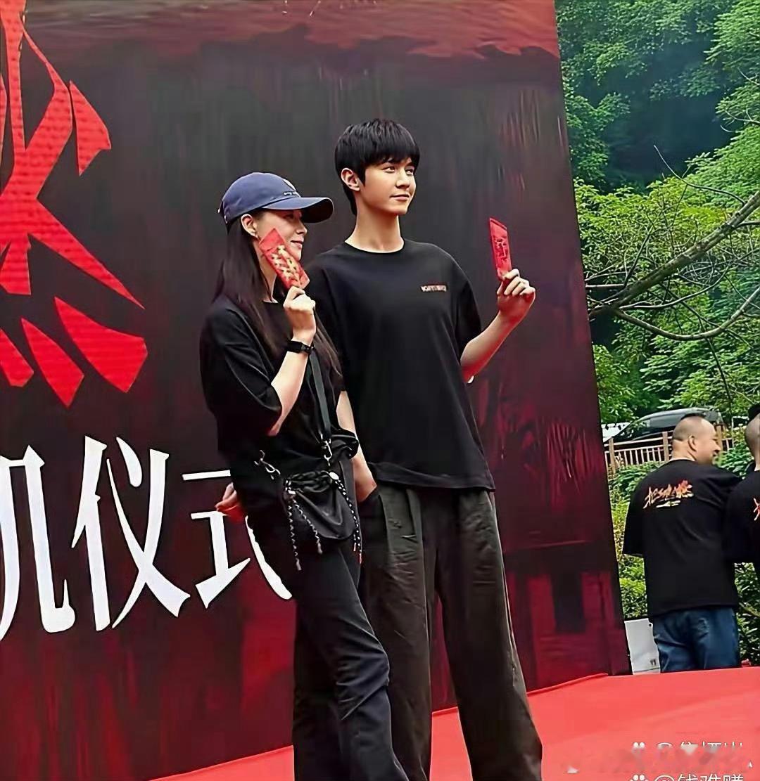 原来蒋欣这么高啊，穿平底鞋都快跟陈哲远一样高了。​​​