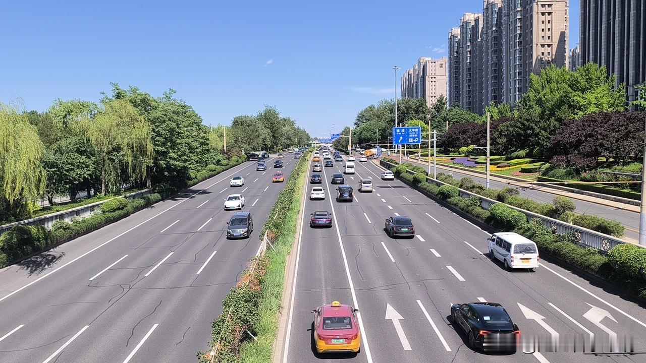 今年暑假大家都不去旅游了吗？怎么住宿价格跌得比A股还惨？刚查了下大理古城甚至有