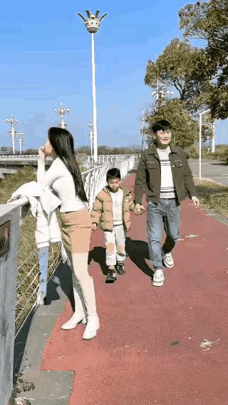 小孩子调皮，美女大度，男生礼貌，一幅和谐优美的画面就诞生了。