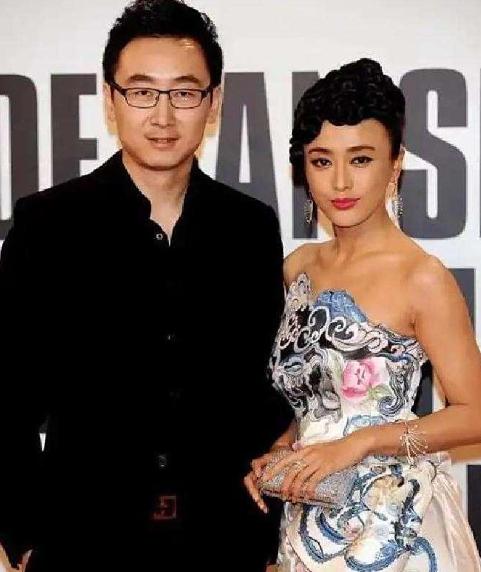 那年，正处在热恋期的陆川反复跟女朋友秦岚提结婚，可每次都被回绝。有一回，陆川恼得
