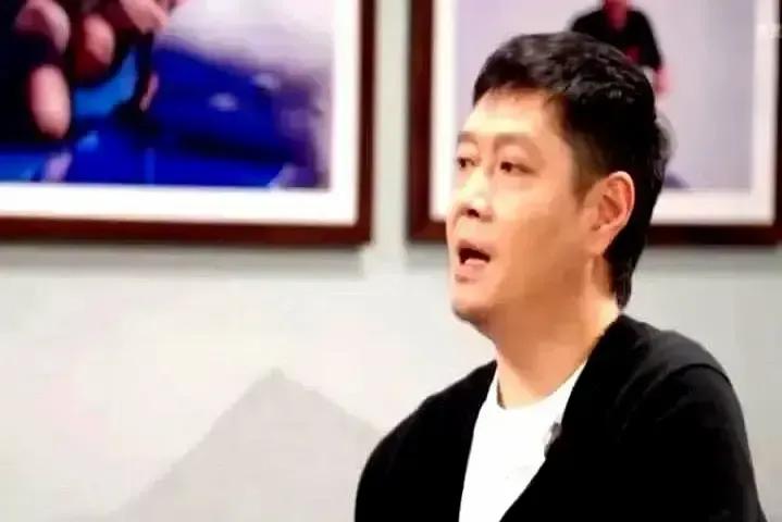 王楚钦在休息室看纪录片，听到莎莎说“只有他还在坚持陪我练球，一句抱怨都没有”，当