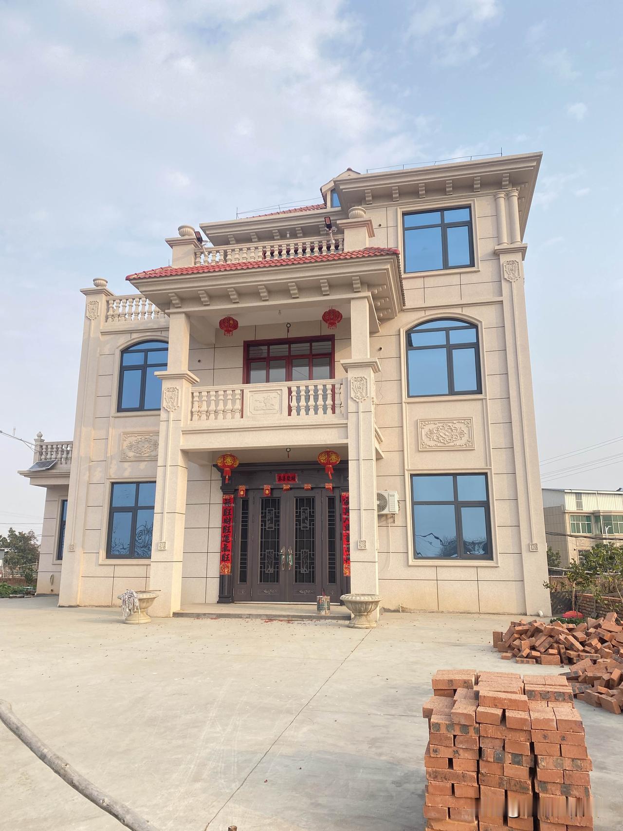 努力不如命好我三舅在外打工十几年，拼死拼活攒了几十万回老家盖了栋三层小洋楼，