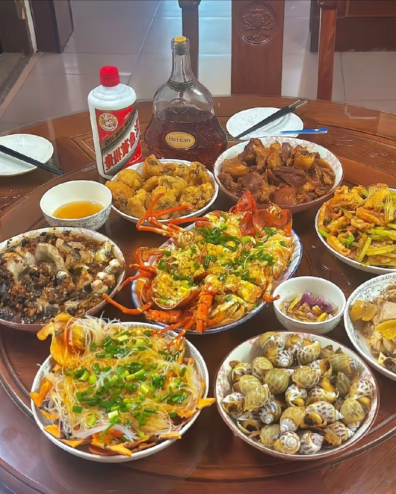 左边是妈妈亲手做的饭菜，右边是岳母做的。要是换成你们，会更喜欢哪一桌？大伙说说哪