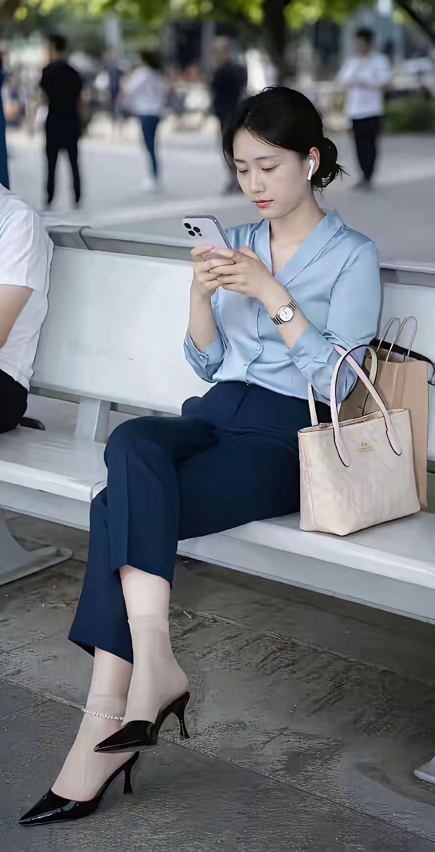上班不很累，工作体制内。出差去上海，候车占坐位。