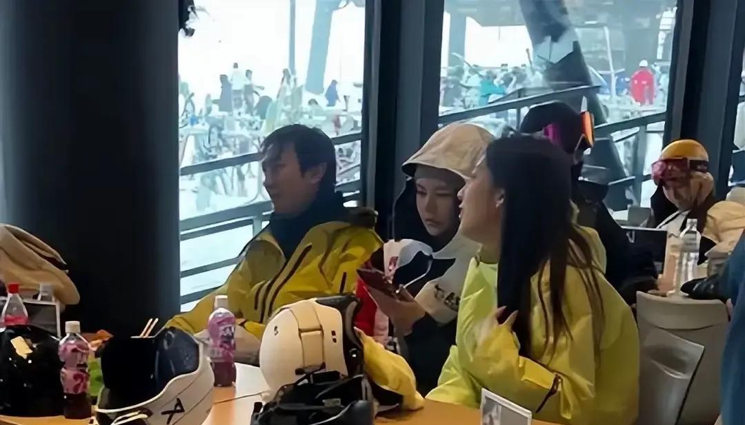 别再羡慕王思聪的“财富自由”了——他在普吉岛餐厅独坐的背影，比你加班到十点的疲惫