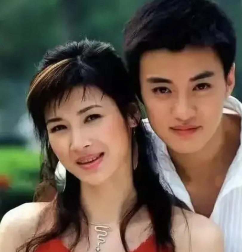 2011年，演员童蕾去长江商学院深造，不久之后便向同居六年的男友周一围提出了分手