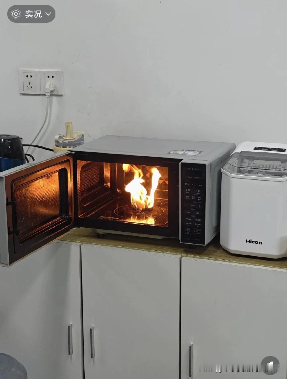 00后热饭把微波炉干着火，先掏手机拍照茶水间刚吃完外卖，正跟同事扒拉八卦呢