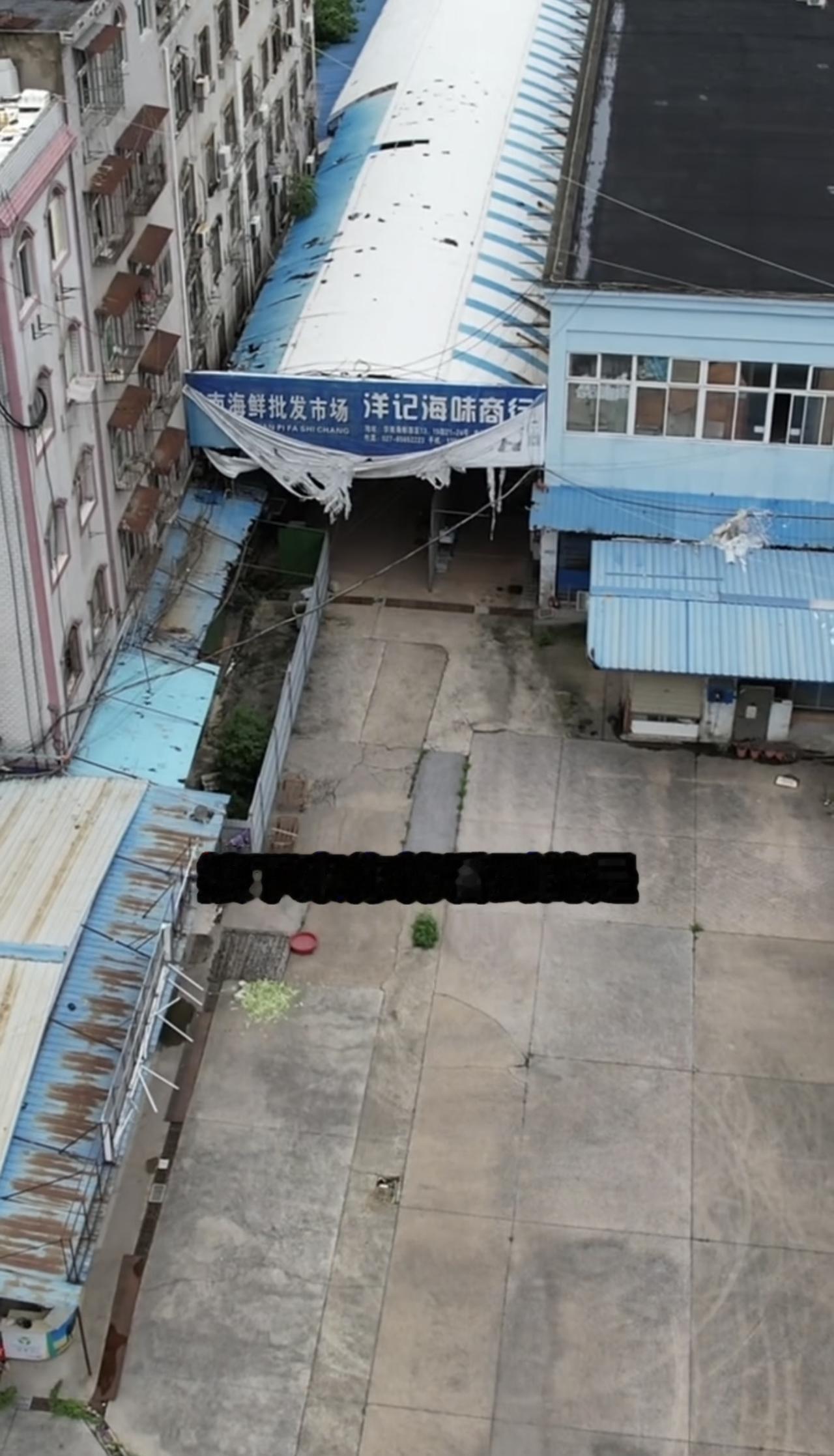 这是震惊全国的武汉华南海鲜市场，它也是六年前国人噩梦开始的地方，也是很多武汉人不
