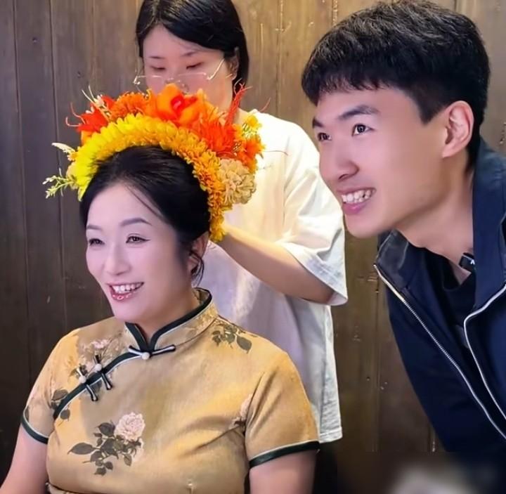 别再同情谢浩男妈妈了，她一天直播，就拿走了你一辈子都赚不到的钱。早上9点开播